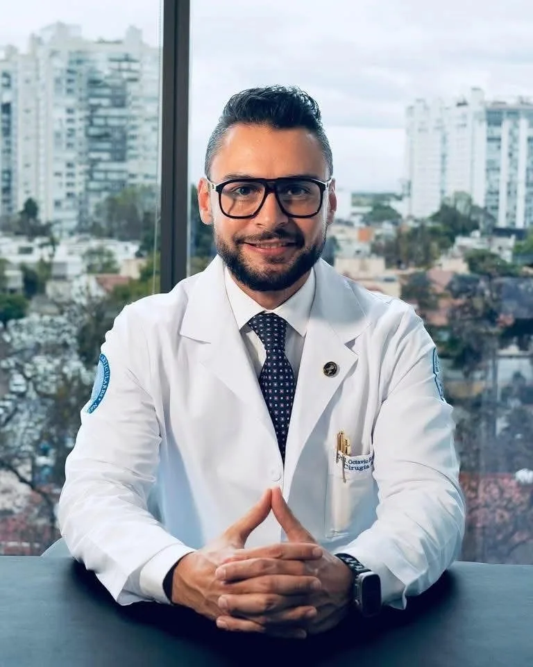 Dr José Octavio Rosales Sagaseta, chirurgien orthopédiste et traumatologue, en blouse blanche dans son cabinet